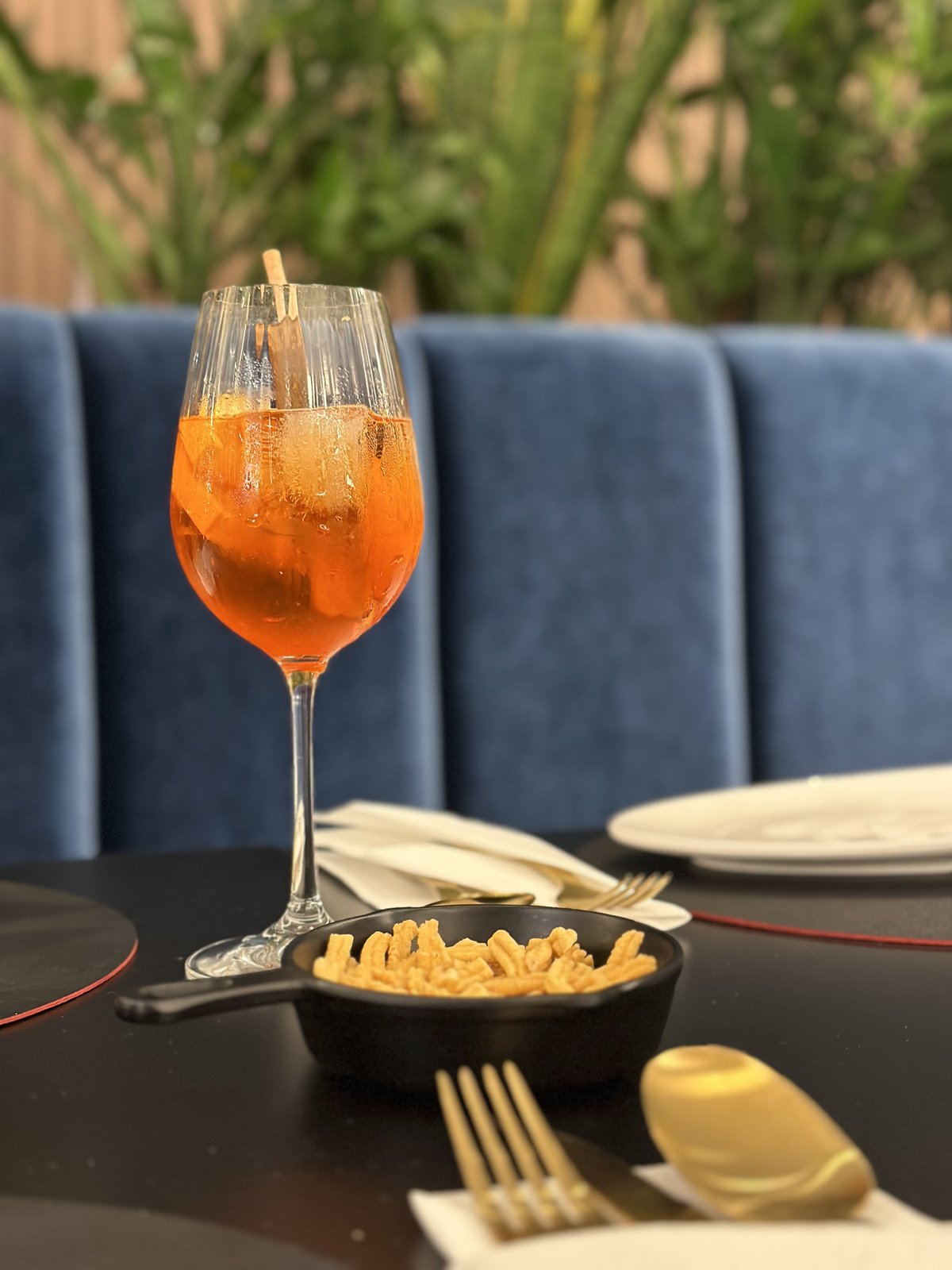 Aperol Spritz com snacks no Kohima