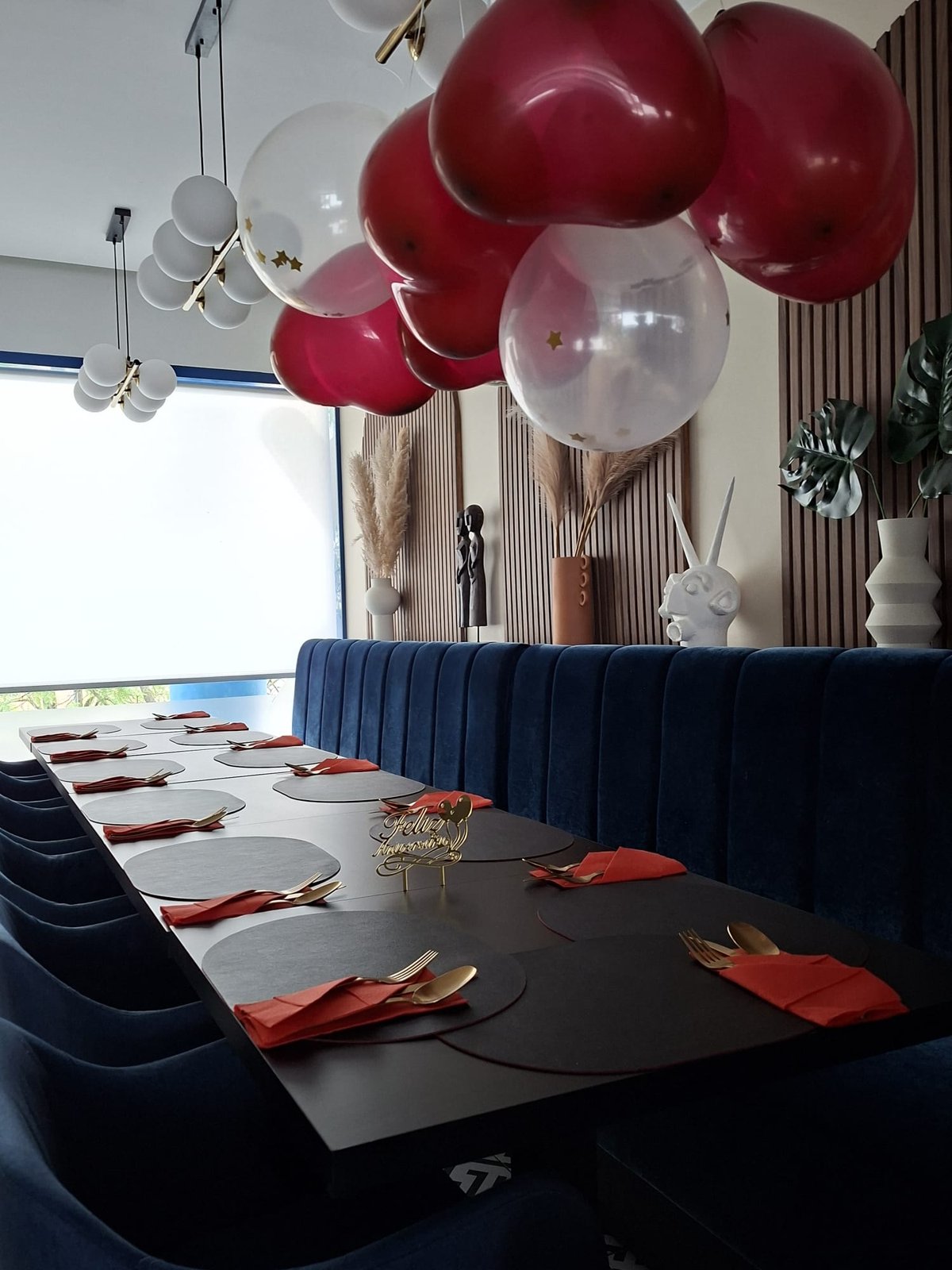 Mesa do Kohima decorada com balões para festa de aniversário