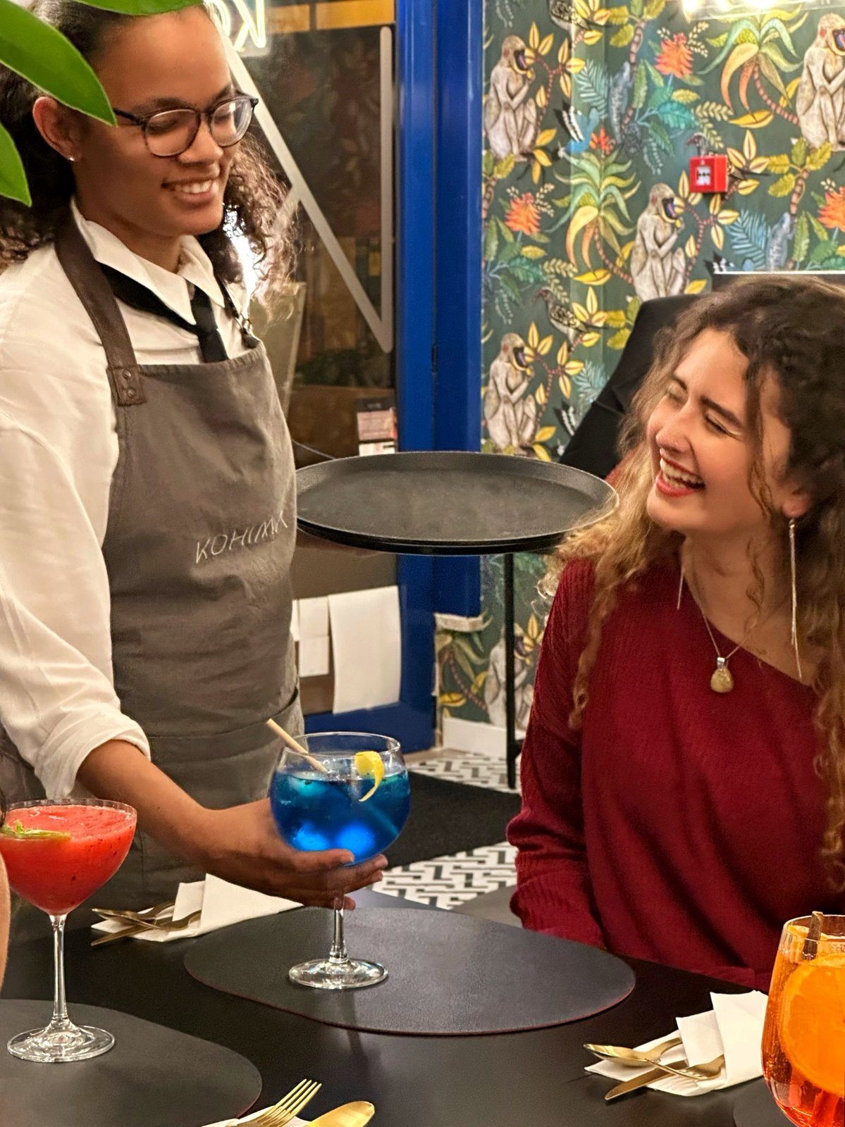 Serviço de cocktails a clientes no Kohima