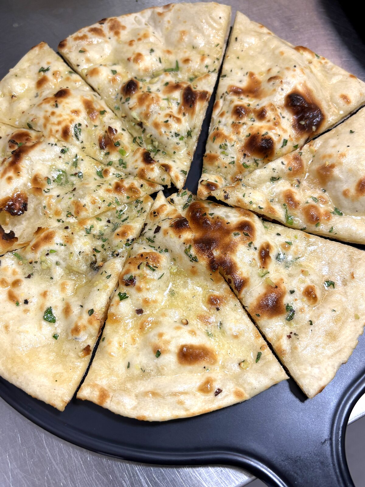 Naan de alho e coentros cozido no tandoor — Kohima