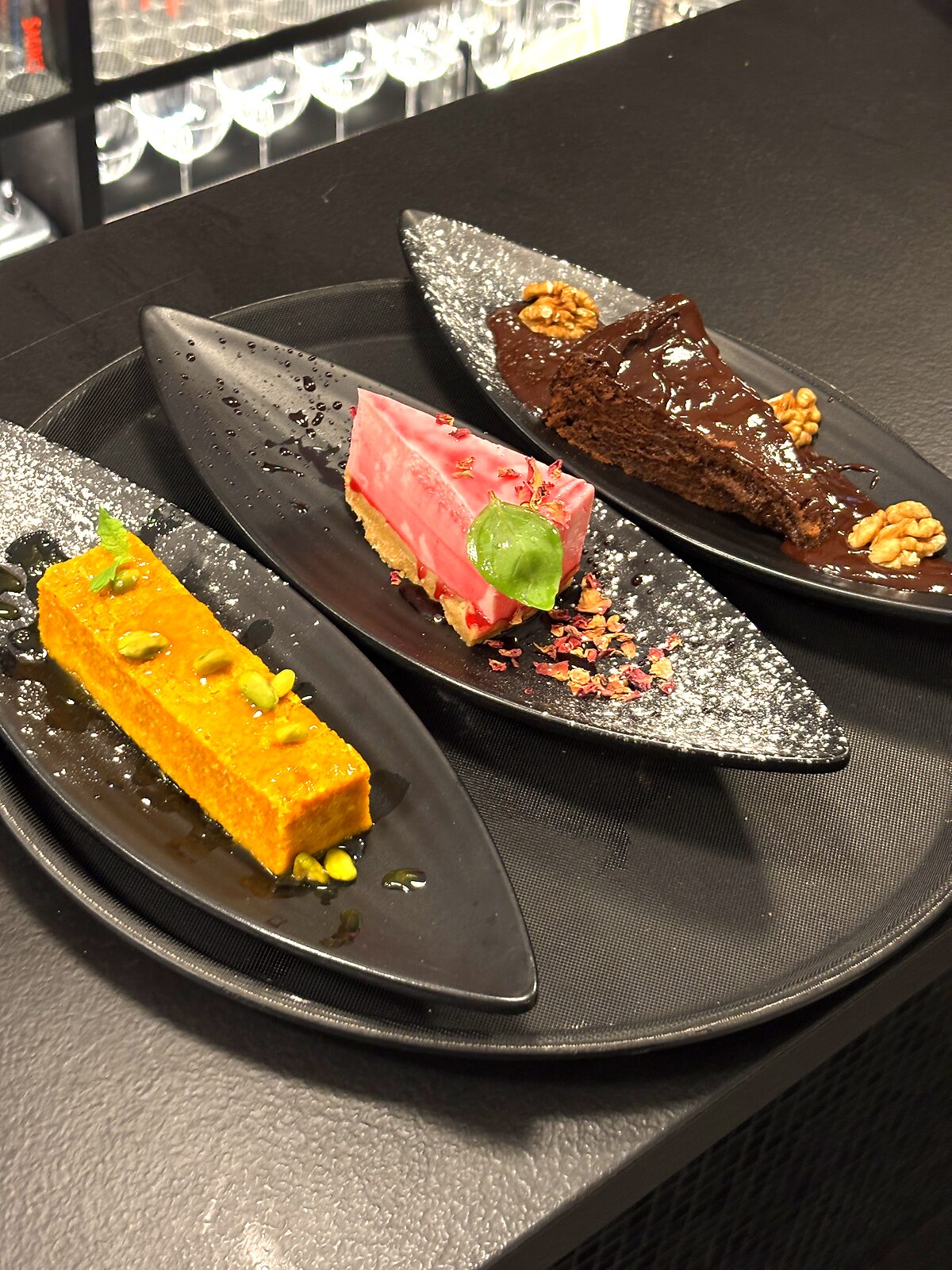 Trio de sobremesas artesanais — chocolate, framboesa e manga — Kohima